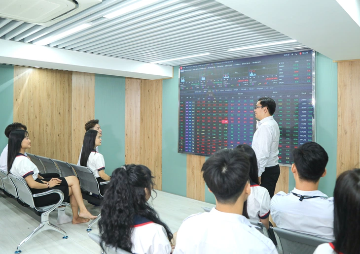 Trường đại học công lập Việt Nam đầu tiên đạt chuẩn kiểm định QAA của Anh - Ảnh 1.