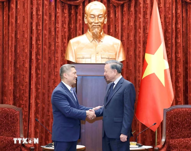 Quyền Bộ trưởng Hải quân Mỹ Hùng Cao nói gì về chuyến thăm Việt Nam? - Ảnh 1.