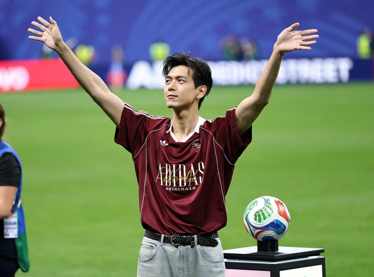 Lý Hiện làm khách mời khai bóng tại World Cup - Ảnh 2.