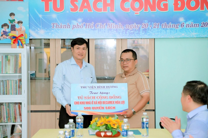 Tủ sách cộng đồng đến với công nhân, người lao động Bình Dương - Ảnh 1.