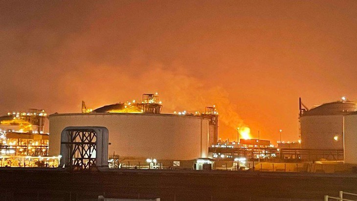 Nổ lớn làm rung chuyển trung tâm khí đốt của Qatar, quả bầu lửa thắp sáng trời đêm - Ảnh 1.
