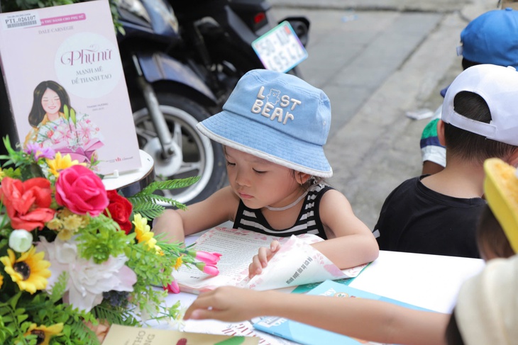 Tủ sách cộng đồng đến với công nhân, người lao động Bình Dương - Ảnh 2.