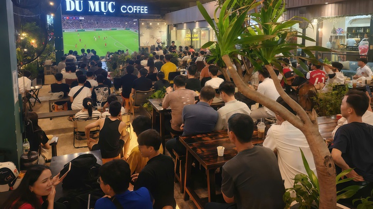 Quán cà phê mùa World Cup: Đông khách hơn, mở xuyên đêm đón người hâm mộ - Ảnh 3. Quán cà phê mùa World Cup: Đông khách hơn, mở xuyên đêm đón người hâm mộ - Ảnh 3.
