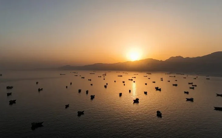 Oman công bố hành lang tạm thời cho tàu thuyền đi qua eo biển Hormuz - Ảnh 2.