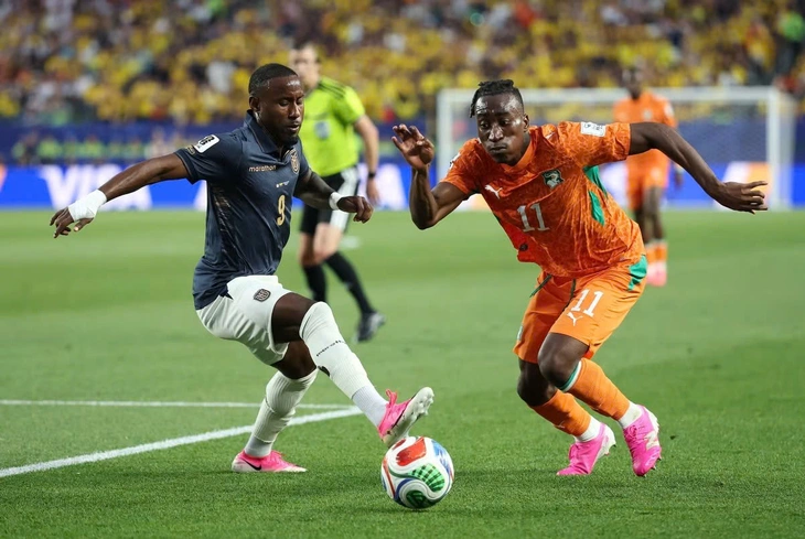 Vì sao nhiều ngôi sao World Cup mang giày màu hồng? - Ảnh 1.