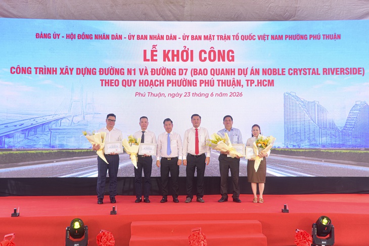 Phường Phú Thuận, TP.HCM khởi công xây dựng 4 tuyến đường, cư dân sắp thoát cảnh chạy giữa dòng container - Ảnh 3.