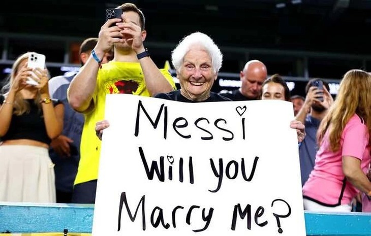 'Bà nội gangster' 100 tuổi gây bão khi đến sân cổ vũ Messi - Ảnh 2.