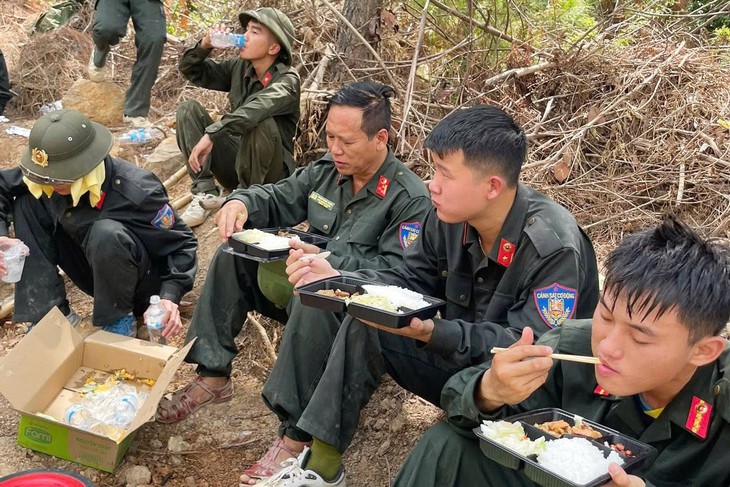 40 giờ quân dân cùng căng mình ngăn 'giặc lửa' giữ rừng - Ảnh 7.