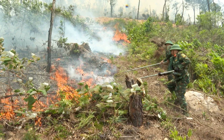 40 giờ quân dân cùng căng mình ngăn 'giặc lửa' giữ rừng - Ảnh 9.