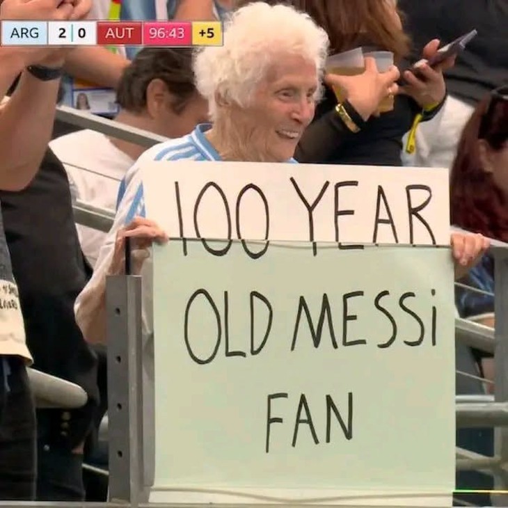 'Bà nội gangster' 100 tuổi gây bão khi đến sân cổ vũ Messi - Ảnh 1.