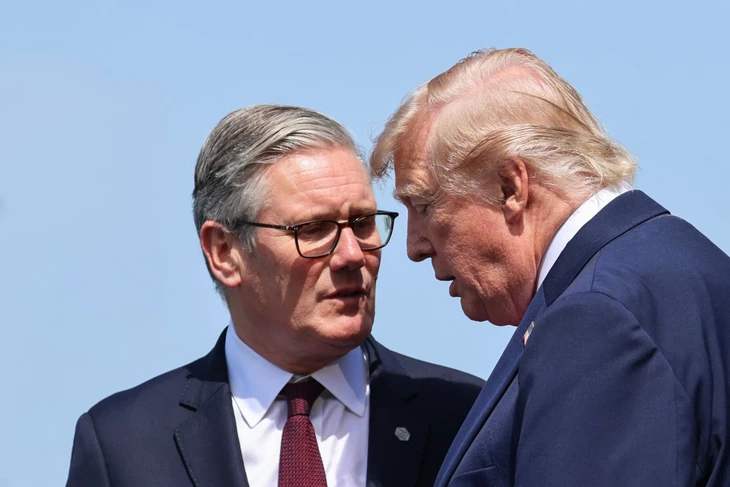 Ông Trump 'vừa đấm vừa xoa' sau khi Thủ tướng Anh Keir Starmer tuyên bố từ chức - Ảnh 1. Ông Trump 'vừa đấm vừa xoa' sau khi Thủ tướng Anh Keir Starmer tuyên bố từ chức - Ảnh 1.