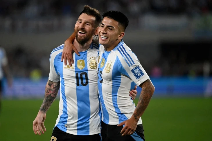 Đàn em Messi có pha xử lý khiến Ronaldo bị chê cười - Ảnh 1.