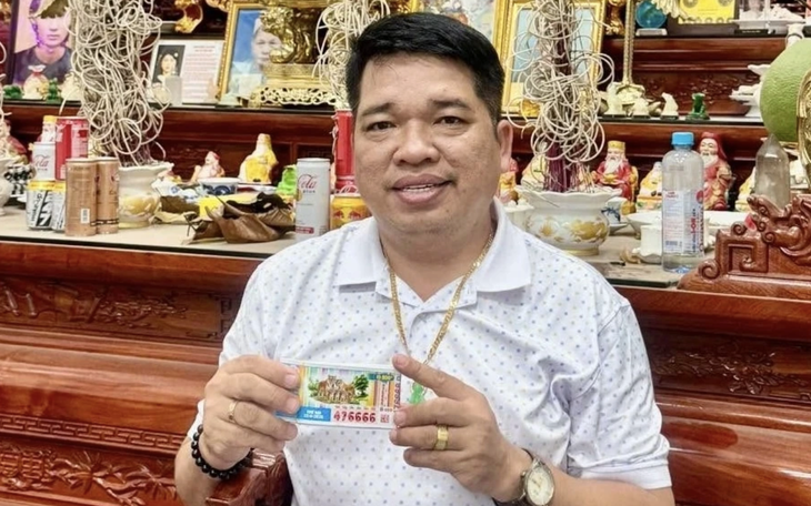 'Bà nội gangster' 100 tuổi gây bão khi đến sân cổ vũ Messi - Ảnh 4.