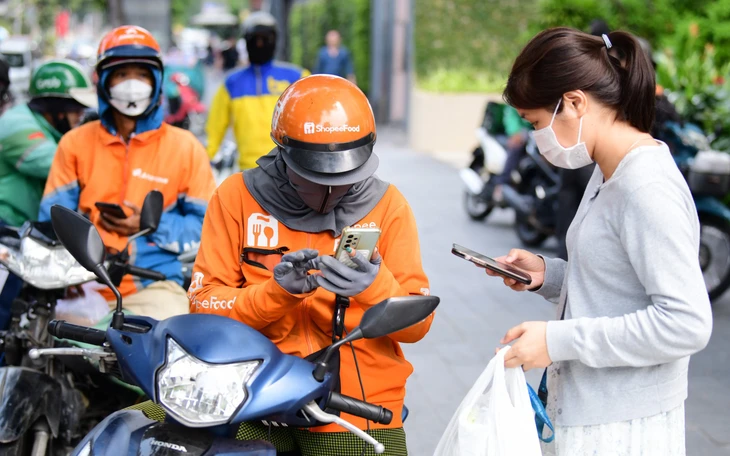 Bộ Nội vụ đề xuất bỏ quy định ủy quyền nhận lương hưu mỗi năm làm lại một lần - Ảnh 3.