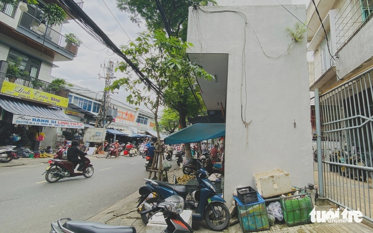 Cận cảnh công trình siêu mỏng 13,8m² chắn trước nhà dân ở Đà Nẵng - Ảnh 1.