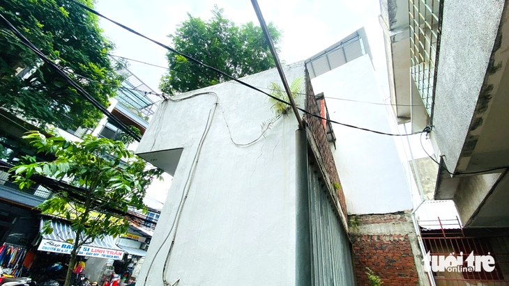 Cận cảnh công trình siêu mỏng 13,8m² chắn trước nhà dân ở Đà Nẵng - Ảnh 2.