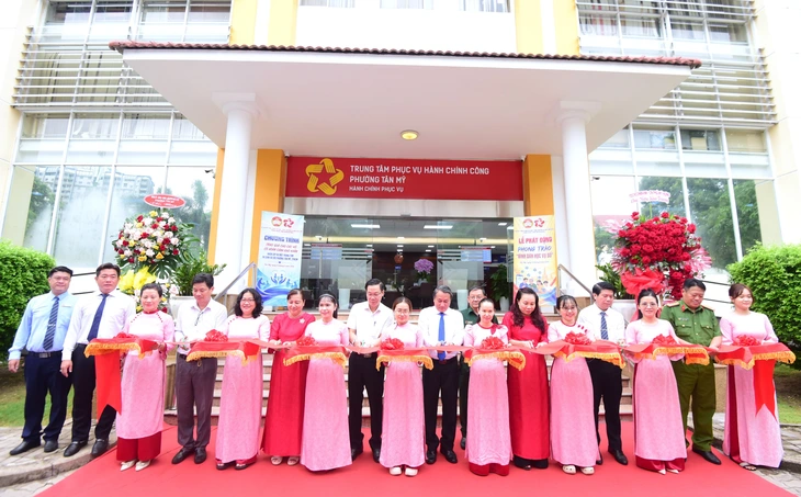 Phường Tân Mỹ đến từng nhà giúp người dân chuyển đổi số, nhận biết thủ đoạn lừa đảo - Ảnh 2.