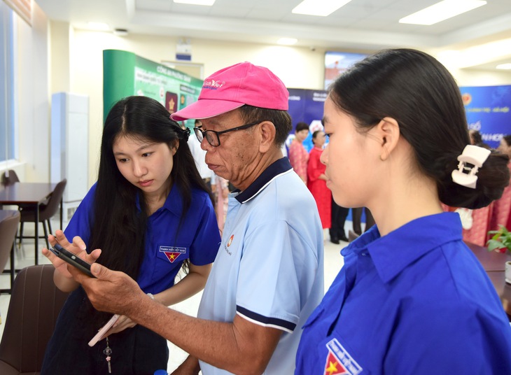 Phường Tân Mỹ đến từng nhà giúp người dân chuyển đổi số, nhận biết thủ đoạn lừa đảo - Ảnh 1.