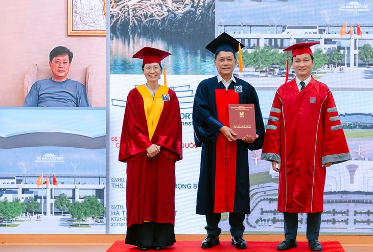 Nhận bằng đại học kiến trúc ở tuổi 58 - Ảnh 1.