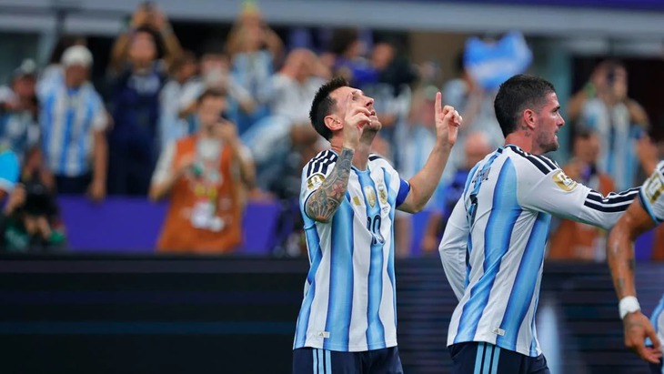 'Bà nội gangster' 100 tuổi gây bão khi đến sân cổ vũ Messi - Ảnh 3.