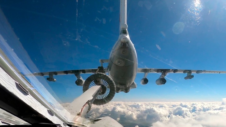 Khoảnh khắc máy bay ném bom Tu-160 của Nga chạm mặt tiêm kích của NATO - Ảnh 1. Khoảnh khắc máy bay ném bom Tu-160 của Nga chạm mặt tiêm kích của NATO - Ảnh 1.