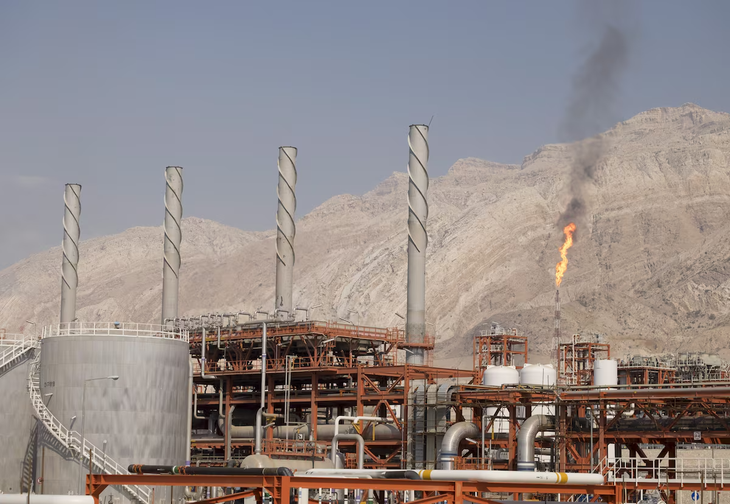 Iran gấp rút tìm cách bán bớt dầu sau khi Mỹ nới lỏng trừng phạt - Ảnh 1. Iran gấp rút tìm cách bán bớt dầu sau khi Mỹ nới lỏng trừng phạt - Ảnh 1.