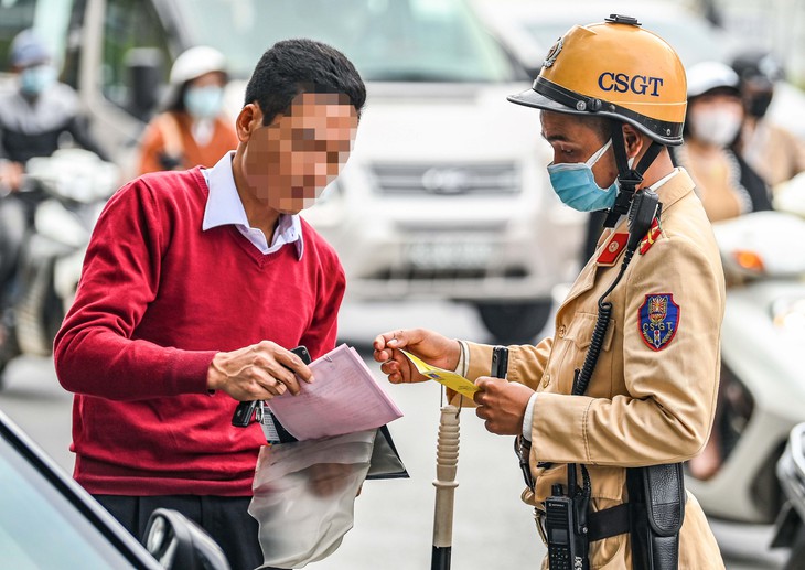 Đề xuất tạm hoãn xuất cảnh người chưa chấp hành nộp phạt vi phạm hành chính để ngăn bỏ trốn - Ảnh 1.