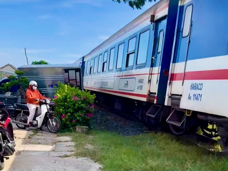 Xe tải trôi từ nhà dân ra đường sắt buộc tàu hỏa phải phanh gấp - Ảnh 2.