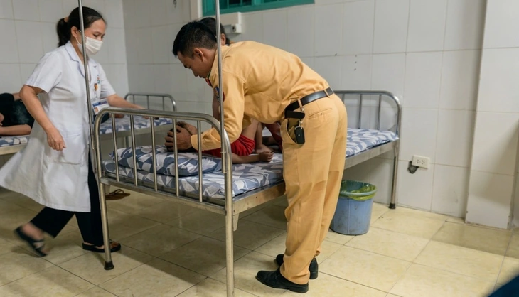 Cảnh sát giao thông mở đường, vượt 20km đèo dốc đưa bé 3 tuổi co giật đi cấp cứu - Ảnh 2.