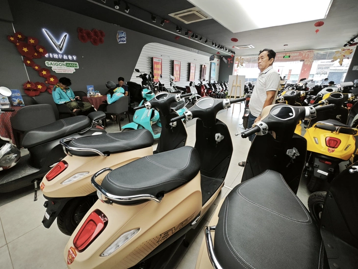 Chỗ sạc dần vào chung cư, xe máy điện đua giá - Ảnh 1.