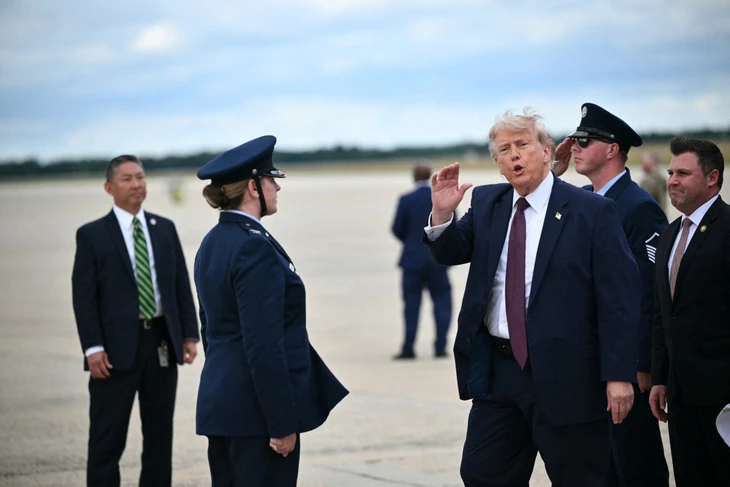 Trump ra lệnh điều tra vì giá xăng không giảm đủ mạnh - Ảnh 1. Trump ra lệnh điều tra vì giá xăng không giảm đủ mạnh - Ảnh 1.