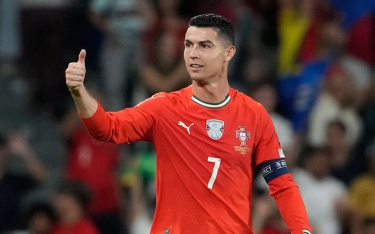 Đang vui, Ronaldo vẫn 'đứng hình' vì bị phóng viên đòi... tăng lương - Ảnh 3.