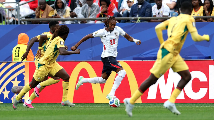 Lý do sao tuyển Anh Djed Spence đeo mặt nạ lạ mắt ở World Cup - Ảnh 1.