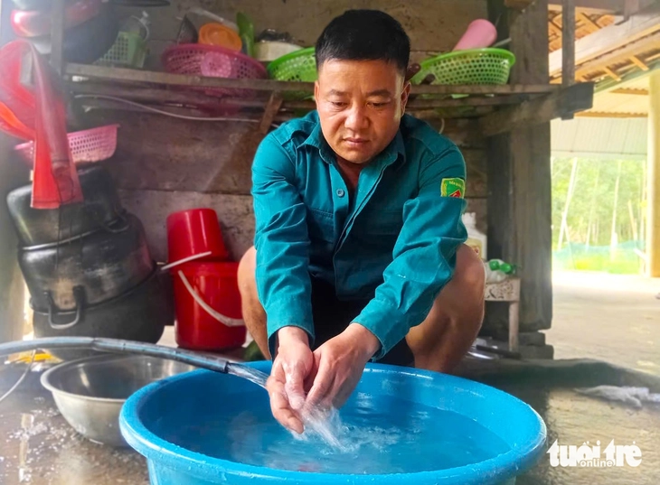 Người dân thiếu nước sạch bên nhà máy nước tiền tỉ 'đắp chiếu' - Ảnh 4.