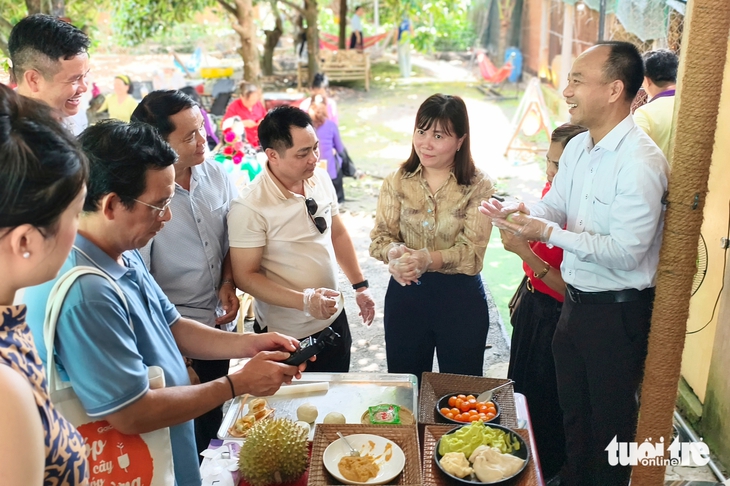 Du khách thích thú chèo xuồng, đi ca nô, hái trái cây, làm bánh cùng người dân Bình Mỹ - Ảnh 1.