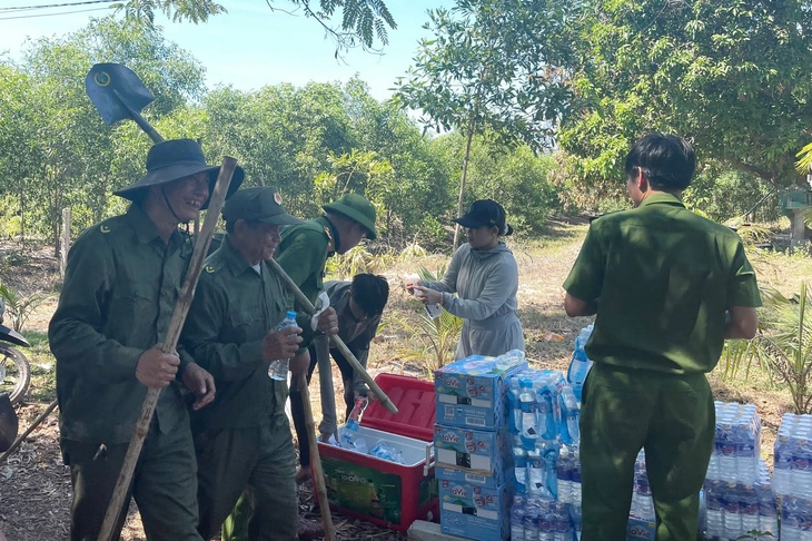 Hàng nghìn người tham gia dập lửa cháy rừng Quảng Trị suốt 2 ngày liền - Ảnh 7. Hàng nghìn người tham gia dập lửa cháy rừng Quảng Trị suốt 2 ngày liền - Ảnh 7.