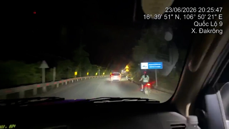 Cảnh sát giao thông mở đường, vượt 20km đèo dốc đưa bé 3 tuổi co giật đi cấp cứu - Ảnh 3.