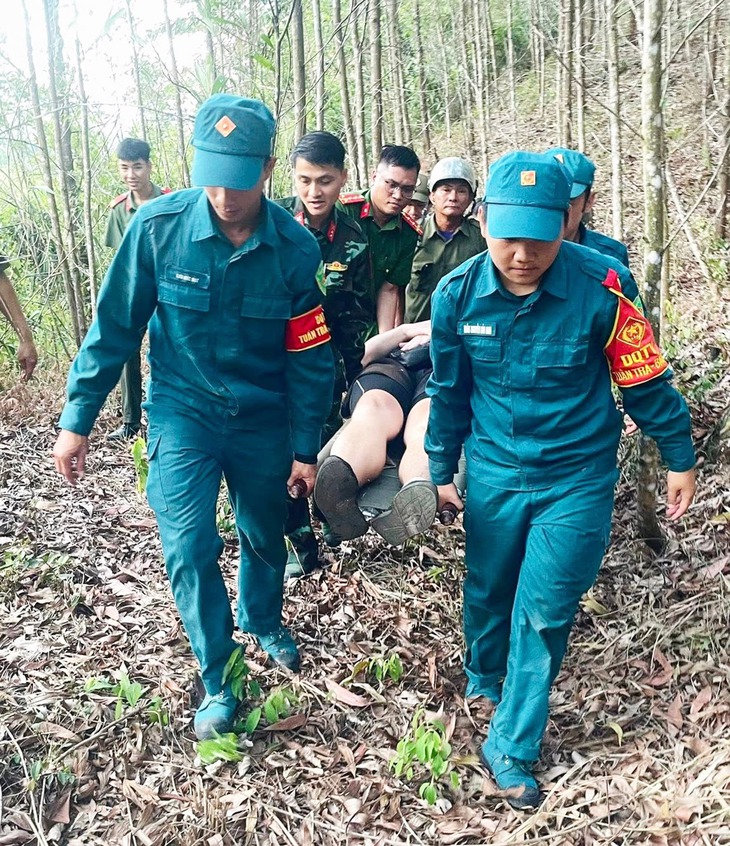 Cứu hộ nam du khách Đức đi phượt bị tai nạn gãy chân núi Hóc Chanh - Ảnh 4. Cứu hộ nam du khách Đức đi phượt bị tai nạn gãy chân núi Hóc Chanh - Ảnh 4.