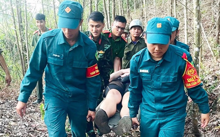 Phụ hồ nuôi 3 con ăn học, mẹ bị trượt chân té gãy cả đôi chân - Ảnh 2.