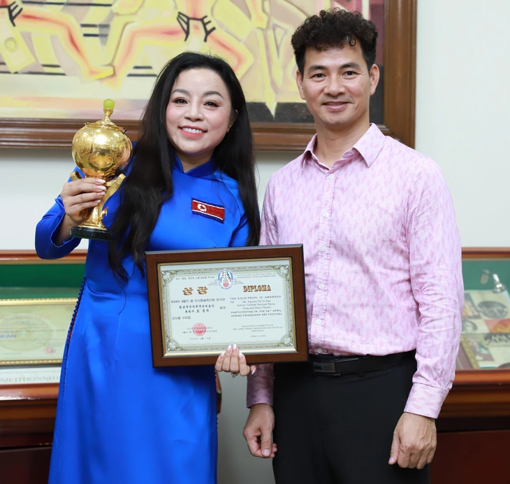 Ca sĩ Tố Nga hát tiếng Triều Tiên, giành cúp vàng - Ảnh 2.