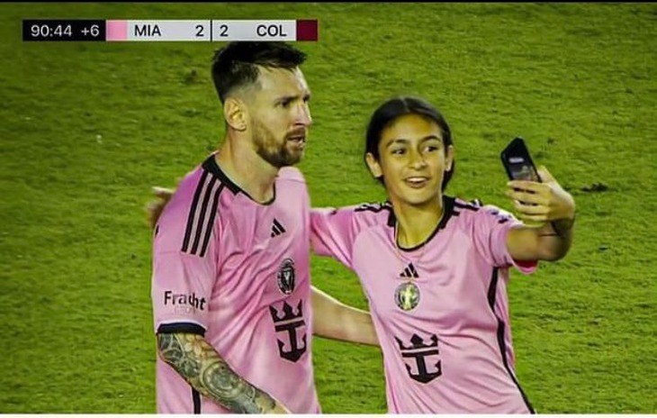 Từng nổi tiếng sau ảnh selfie với Messi, cô bé giờ gây choáng ở tuổi 16 - Ảnh 1.