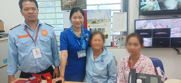 Nữ bệnh nhân vui mừng nhận lại số vàng đánh rơi tại Bệnh viện Thống Nhất - Ảnh 1.
