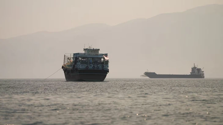 Oman công bố hành lang tạm thời cho tàu thuyền đi qua eo biển Hormuz - Ảnh 1. Oman công bố hành lang tạm thời cho tàu thuyền đi qua eo biển Hormuz - Ảnh 1.