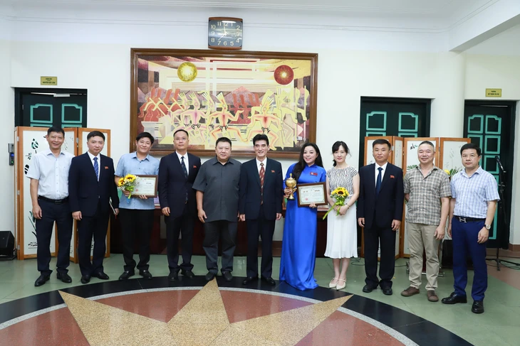 Ca sĩ Tố Nga hát tiếng Triều Tiên, giành cúp vàng - Ảnh 1.