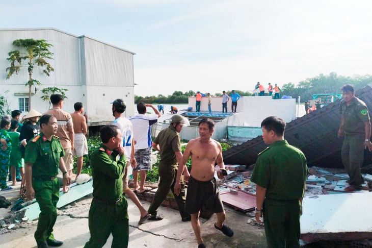 Sạt lở An Giang gây thiệt hại nặng , 3 căn nhà trôi xuống sông ở vĩnh hòa - Ảnh 1.