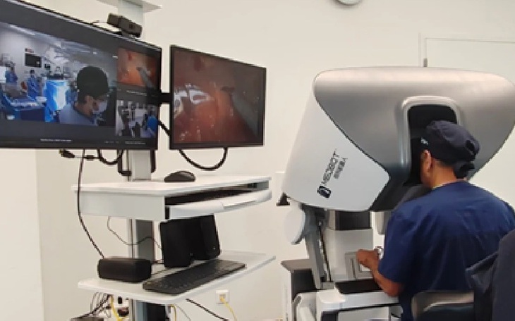 Trung Quốc trình làng robot sửa điện trên cao và robot sáu tay đa nhiệm - Ảnh 2.