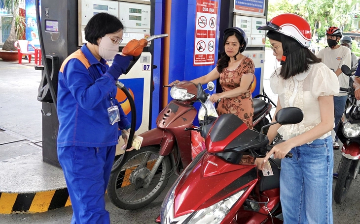 Giá xăng dầu đồng loạt giảm, E10 RON95-III giảm còn gần 20.000 đồng/lít - Ảnh 2.