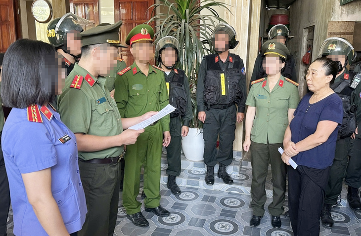 Nghệ An tháo dỡ lán trại trái phép vào lò hỏa táng đã dừng quy hoạch - Ảnh 2.