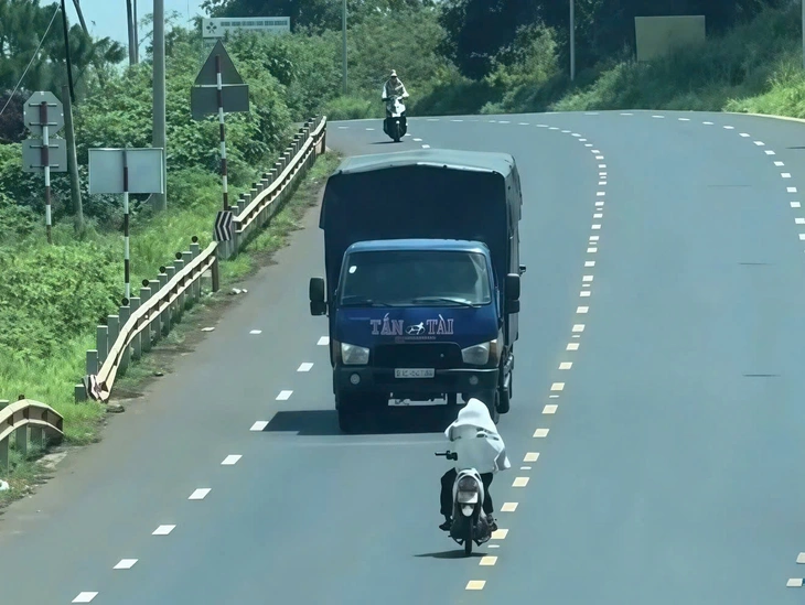 Triệu tập thanh niên lạng lách xe máy trên quốc lộ 14 vì 'buồn chuyện gia đình' - Ảnh 1.