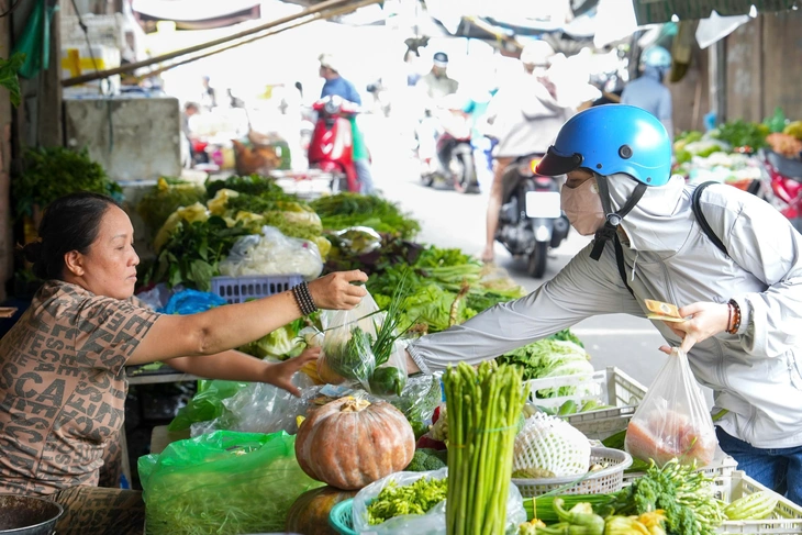 Thị trường hàng hóa TP.HCM ngày 25 - 6: Giá rau củ tăng do Mưa nhiều - Ảnh 1.